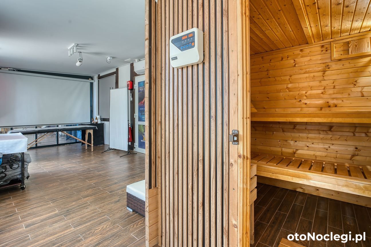 Tradycyjna drewniana sauna fińska w pensjonacie