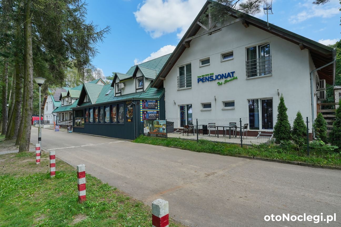 Budynek zewnątrz Pensjonatu Pod Strzechą w Międzyrzeczu