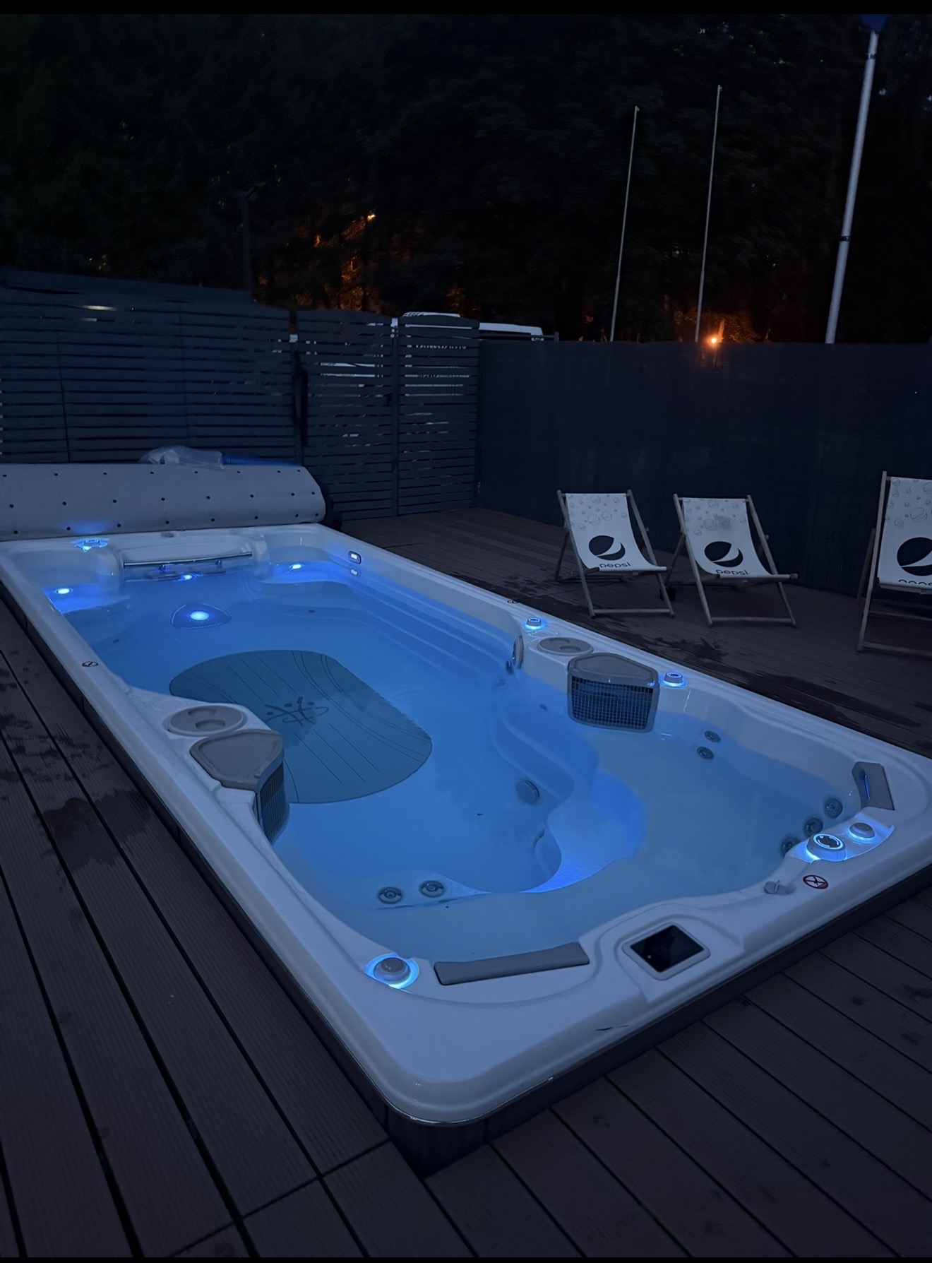 Zewnętrzne, podświetlane jacuzzi nocą w strefie wellness
